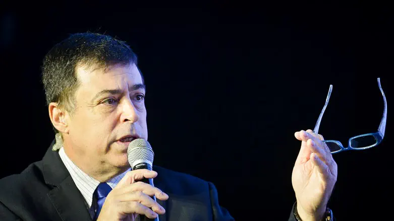 אחמד טיבי טען כי תליון ארץ ישראל שענדה נועה תשבי שקול לקריאה לרצח עם - "מהים עד הירדן" של