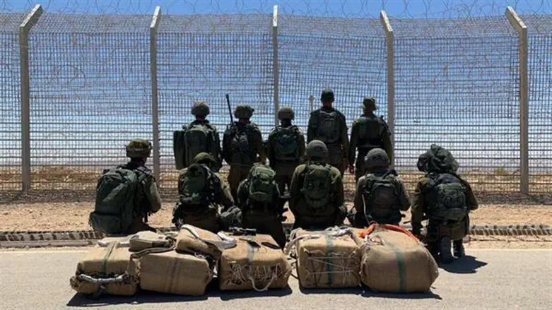 Soldiers with seized drugs (archive)