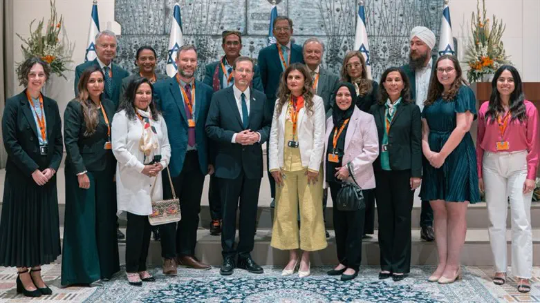 המשלחת הפקיסטנית עם הנשיא הרצוג