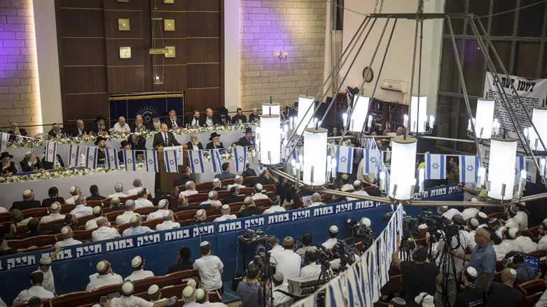 מההצהרות שלו לא נשאר הרבה. בנט נואם בעצרת יום ירושלים בישיבת מרכז הרב