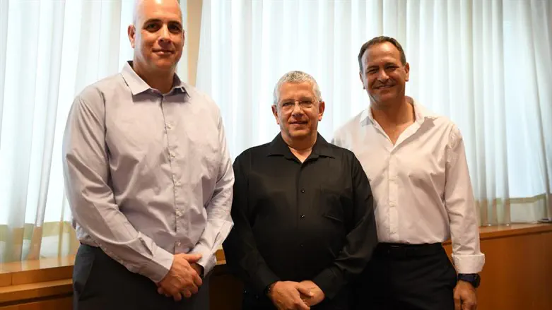 גרף (מימין), אשל וקרני 