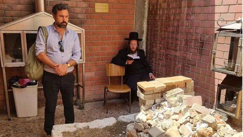 אורי זכי בקבר האדמו"ר מגור