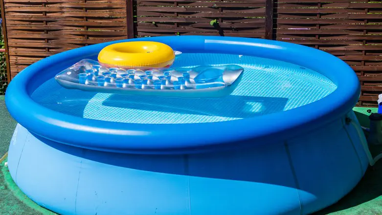 בריכה ומתנפחים