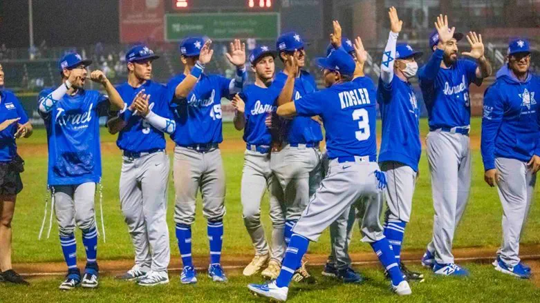 שלמה ליפמן משמאל עם הציציות בחוץ במשחק בייסבול עם נבחרת ישראל בארה"ב