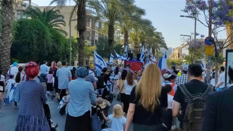 רוקדים עם הדגלים בתל אביב