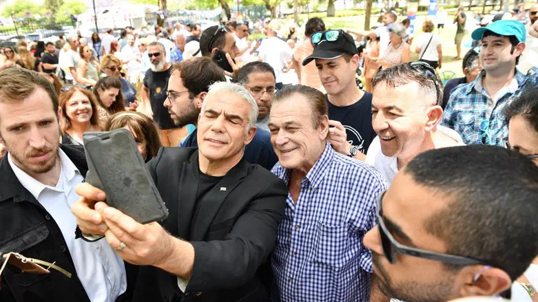 יאיר לפיד היום עם פעילים