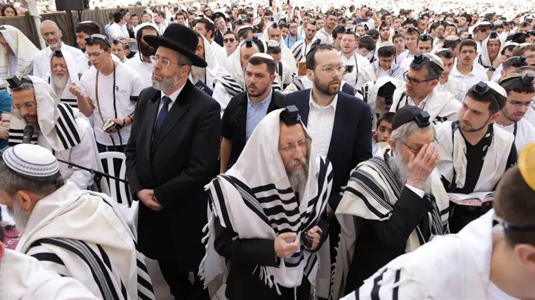 Массовый праздничный молебен у Западной Стены