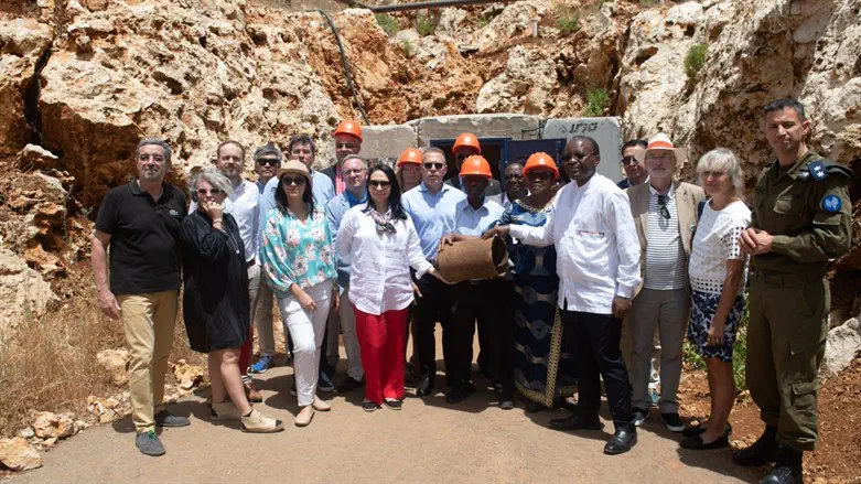 סיור השגרירים במנהרת הטרור בצפון