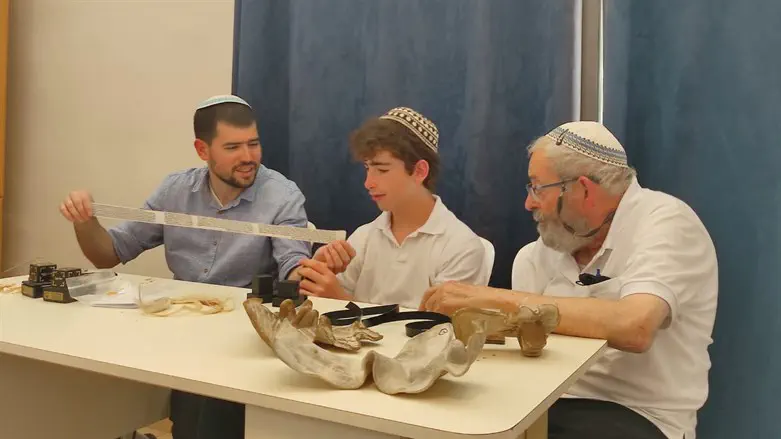 שגב רז (במרכז)