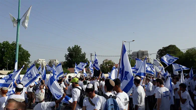 צעדת הדגלים ברמלה