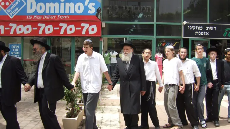 בקבלת השבת מול הקניון. פרישמן לצד הרב