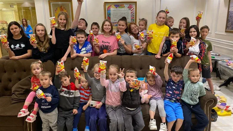 הגלידות הכשרות שמחולקות לילדים באוקראינה