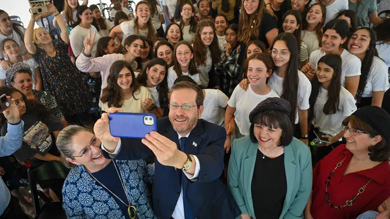 יצחק ומיכל הרצוג באמי''ת 