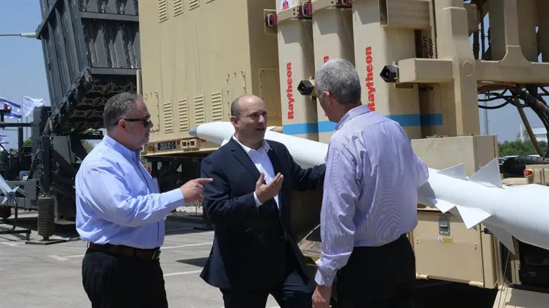 בנט במהלך הביקור ברפאל