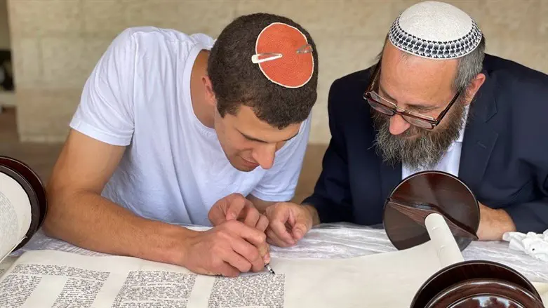 ספר תורה בישיבת לב התורה