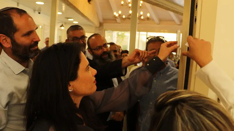 שקד בקביעת המזוזה