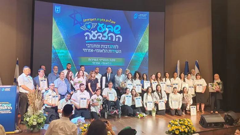 מצדיעים לבנות השירות הלאומי