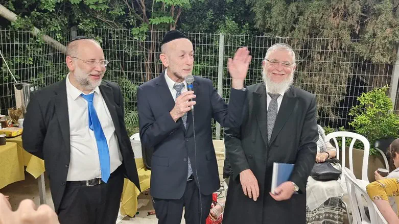 אורי מקלב בהכנסת ספר התורה