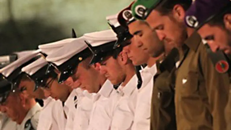 טקס יום הזכרון תשע"א, מרכינים ראש, חיילים, צו