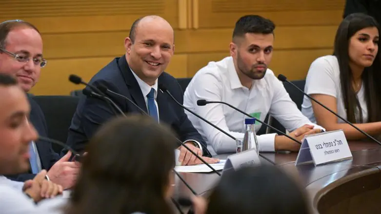 בנט עם מצטייני השירות הלאומי