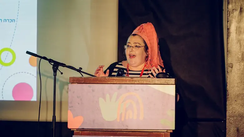 דפנה פרום, מנהלת בי"ס לשון לימודים