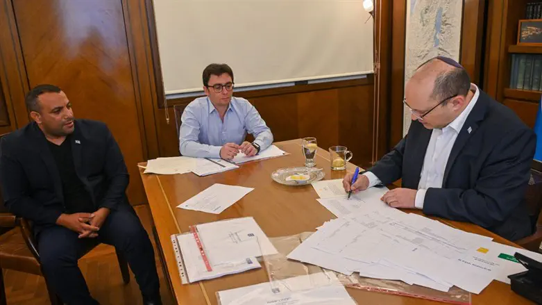 בנט חותם על השינויים בתקינה