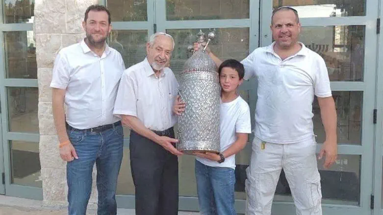 יוסי דגן עם בני משפחת ספרא וספר התורה