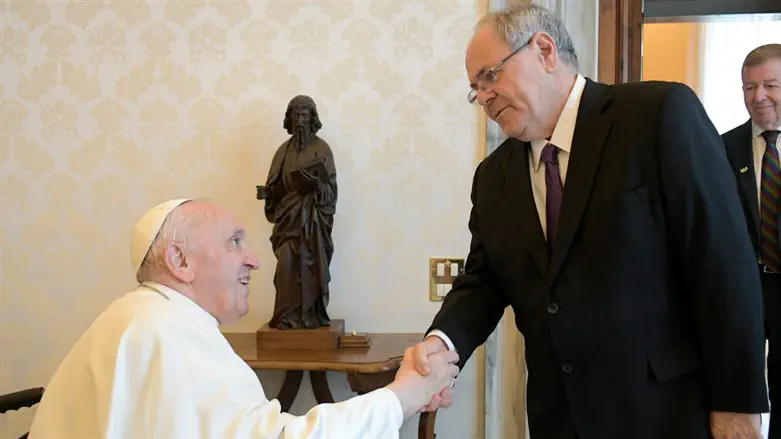 דני דיין עם האפיפיור