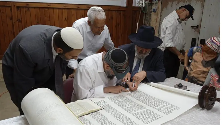 ספר התורה של משפחת בוצחק