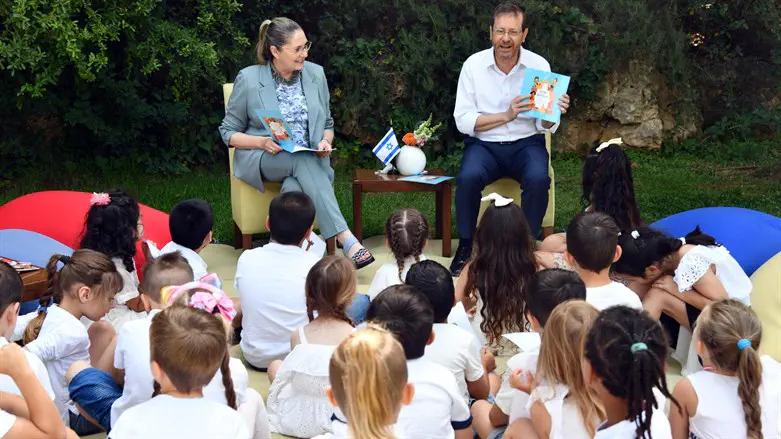 בני הזוג הרצוג עם הילדים