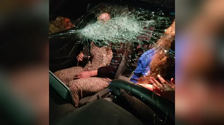 Автомобиль после попадания камня