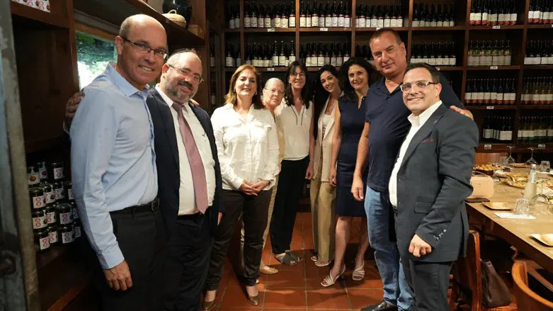 בכירי דיסקונט בהשקת אמבולנס סביונים
