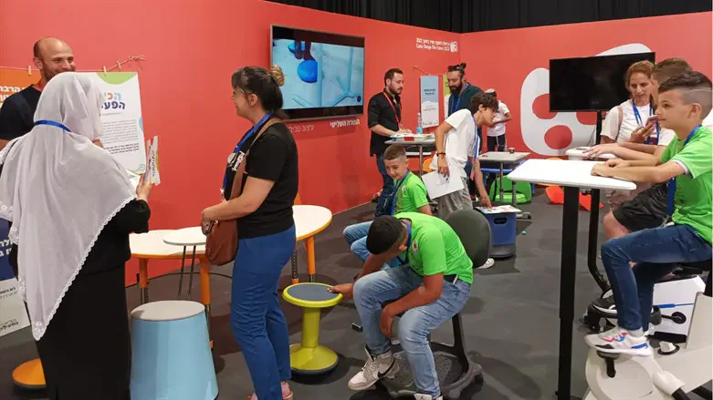 מציגים את "הכיתה הפעילה" בכנס