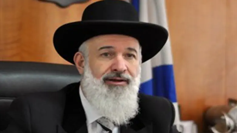 הרב מצגר בלשכתו