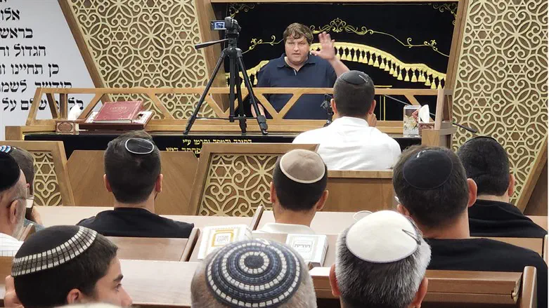 רמי גרינברג בחנוכת בית הכנסת בהדר גנים