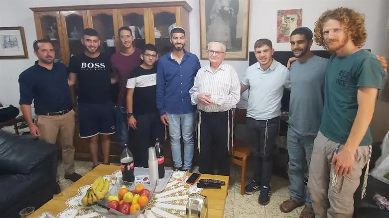 תלמידי הישיבה עם אהרון