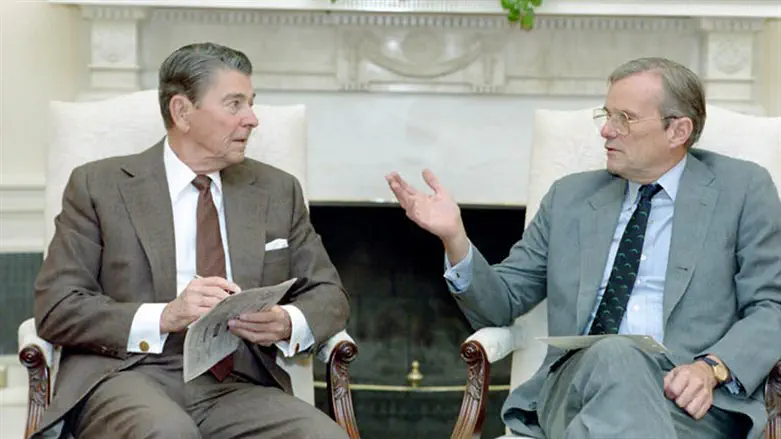 רונלד רייגן (משמאל)