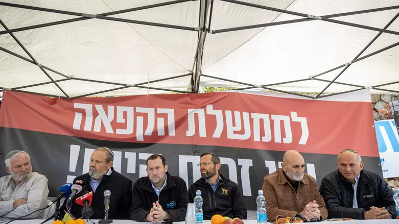 חברי מועצת יש"ע בהפגנה