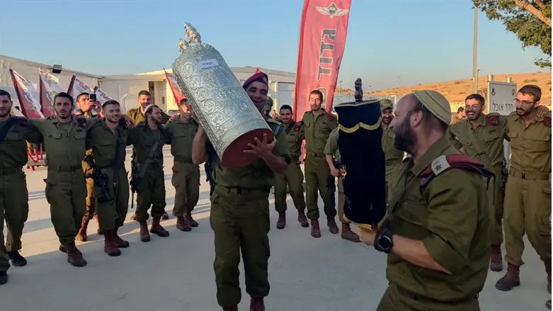 ספר תורה חדש בגדוד 101 של חטיבת הצנחנים