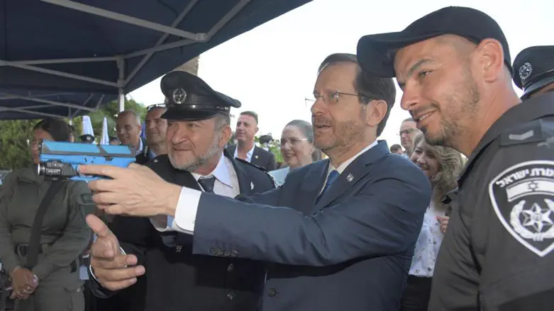 הנשיא הרצוג במהלך הביקור במטה הארצי