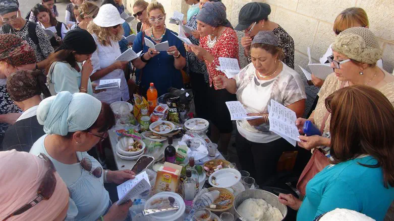 Hafrashat Challah at Rachel's Tomb