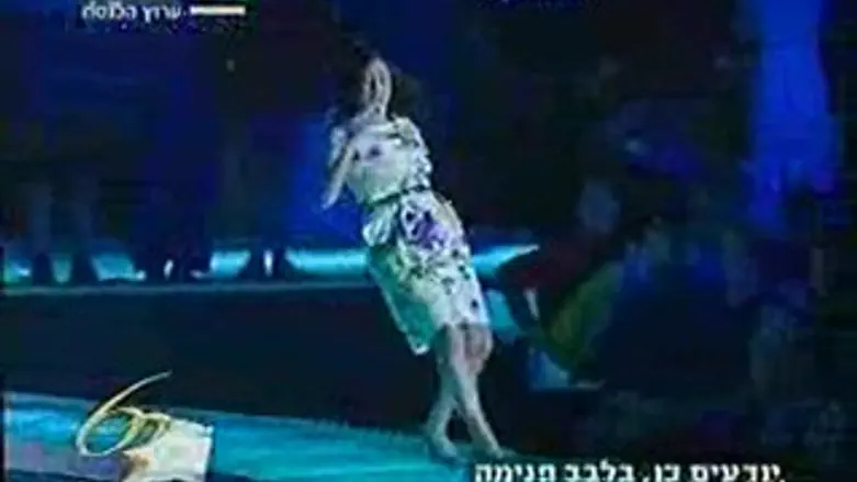 קרן פלס מחליקה במהלך הטקס 