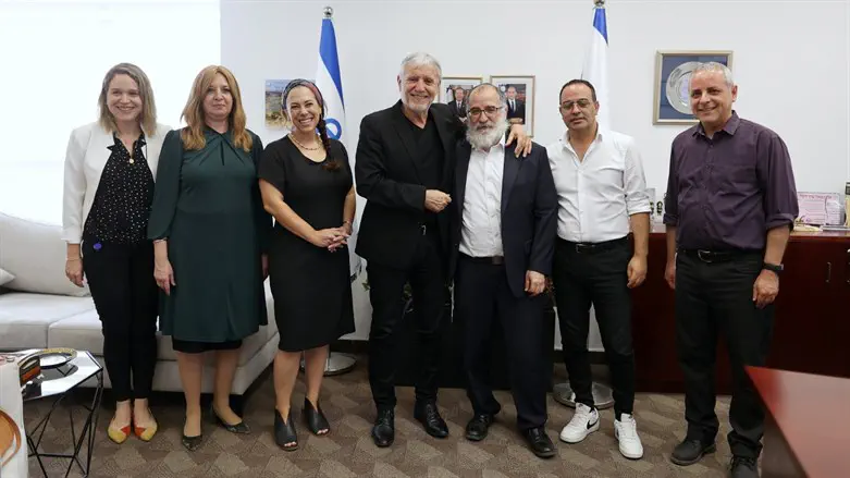 Officials from the Keren LeYididud, Welfare ministry, and Colel Chabad