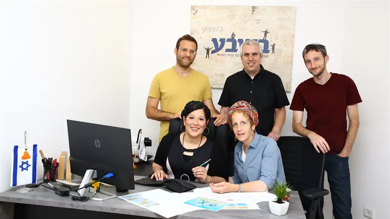 כותבי בשבע: עפרה לקס, רבקי גולדפינגר,  יאיר יעקבי, יוני רוטנברג וניצן קידר