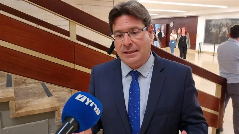 אופיר אקוניס