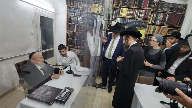 הוריו של מוישי קליינרמן בבית הרב אדלשטיין