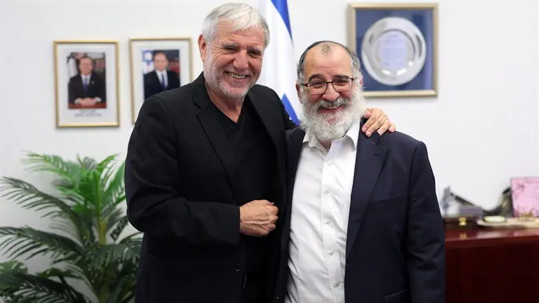 שר הרווחה מאיר כהן עם הרב מנדי בלוי