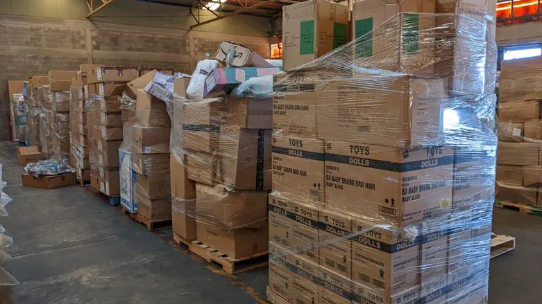 הארגזים שהגיעו לחלוקה לנזקקים