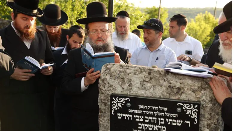 הרב זלצמן בקבר הצדיק מראשקוב