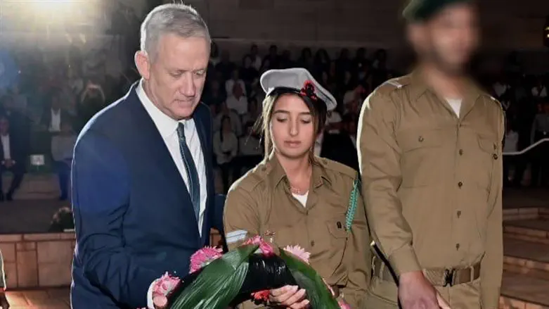 גנץ במהלך הטקס